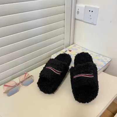 2026 men women Slippers Ladies Winter Fur Fluffy Furry Warm Letters Sandals Breathable Lightweight Comfortable Fuzzy Girl Flip Flop Slipper