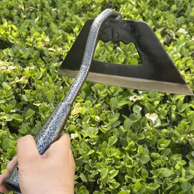 Vaseeka Manganese Steel Gardening Hoe—featuring an openwork design, riveted construction, and a rust-resistant coating—ideal for weeding, turning soil, aerating soil, and digging trenches in vegetable patches, gardens, farms, and backyards.