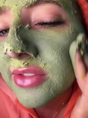 this has to be the most satisfying thing that I have ever put on my skin. It felt so good #dubai #dubaichocolate #dubaichocolatefacemask #drmelaxin #skincare #facemask #facialmask #claymask #facial #facemasks #skincareroutine 