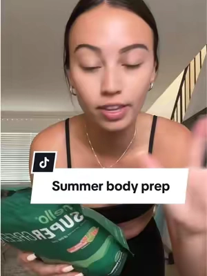 I’ve NEVER felt or looked so good since chugging this before my coffee🥬💪🏼#summerbodyloading #supergreens #digestion #bloating #notmedicaladvice #resultsmayvary 