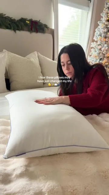 i get the hype 😴 literally so soft and comfy ☁️ love that they're waterproof too 🙌🏻 most pillows are too flat or too fluffy but these are perfectttt 😭🙌🏻 #mellowsleep #hotelpillows #pillows #cozybedroom @Mellow Sleep 