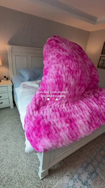 Your bed, your new HUGE comfrt dreamer blanket + one more episode…or 5 💖🙌🏼💭 #comfrt #comfrtdreamerblanket #dreamerblanket #weightedblanket #cozyblanket @Comfrt 