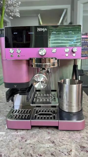 Okay pink girls… this is where we win 💕☕️ I finally got the brand new pink Ninja Luxe Café espresso machine and I’m OBSESSED. The second I finished the calibration setup, I had to make my first drink 😭 So of course I made a caramel crunch cold foam espresso with triple shot espresso, caramel drizzle, caramel crunch topping, and cold foam in my reusable Starbucks cup 💕 And honestly… why does this look like it came straight from Starbucks?! If you’re anything like me and spend $15-$20 a day on coffee… girl math says this machine pays for itself ☕️💕 MUST BE FOLLOWING TO RECEIVE A DM ✨ Comment NINJA if you want the details for the espresso machine ☕️ Comment COFFEE if you want my coffee recipe 💕 Save this for your coffee era and send this to your favorite coffee girl 💕 #cocktailswithchelsea #ninja #pink #recipe #coffee @Ninja Kitchen @Starbucks 