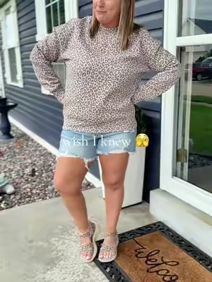 My favorite sweatshirt as a short girl #ttsverticalpro #midsizefashion #croppedsweatshirt #comfrt @Comfrt 