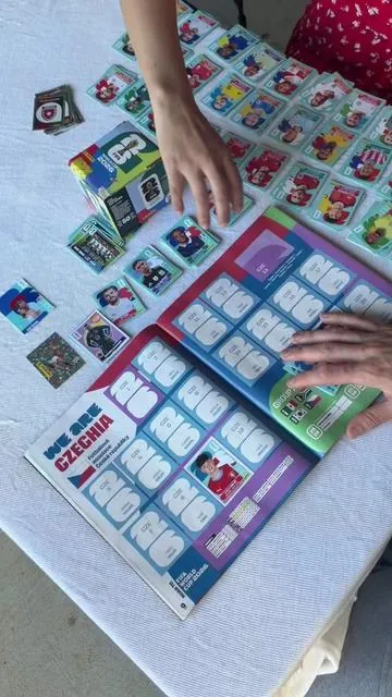 Aquí tenemos tres equipos más que estuvimos llenando con la caja de 50 paquetes Panini#paratiiiiiiiiiiiiiiiiiiiiiiiiiiiiiii #foryoupage #mundial2026 #panini #futbol 