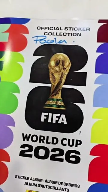 Después de contar y repartir todos los sobres, llegó el momento más emocionante: descubrir qué jugadores nos tocaron. 🤞⚽🔥 #Panini #Messi #Ronaldo #JamesRodriguez #RichardRios       ⚽🔥