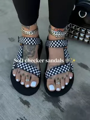 True to size 🖤 #comfysandals #summersandals #checkerprint #altoutfits #dealsforyoudays 
