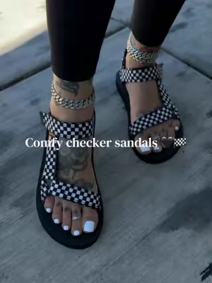 So comfy and true to size 🖤 #altoutfits #dealsforyoudays #comfysandals #checkerprint #altmom 