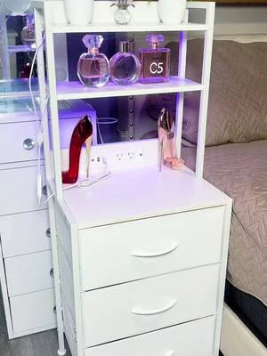 #nightstand #smartfurniture #bedroom #dealsforyoudays Mesita de noche de 104 cm de altura con estación de carga, mesita de noche LED con puerto y enchufe USB, 3 cajones de almacenamiento de tela 
