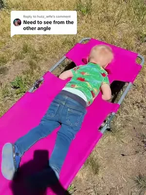 Replying to @huzz_wife this was completely unprompted too 😂😂 I got up to grab my water and this is what I see @Spreetail #outdoorchair #loungechair #tanning #tanningbed #foldingchair 