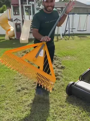 Mantén tu jardín limpio sin esfuerzo. Este recolector manual recoge hojas, césped cortado y residuos del patio mientras avanzas, gracias a sus cepillos giratorios y bolsa recolectora de gran capacidad. Ideal para mantener el césped limpio de forma rápida y práctica. #LawnCare #GardenTools #YardMaintenance #dealsforyoudays #tiktokshopcreatorpicks @VEVOR Store 