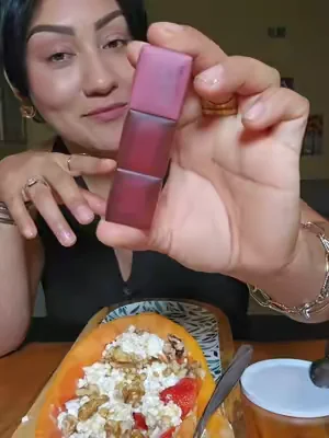 acompañenme a comer con mucho sonido asmr y de paso les muestro el labial tinta de Maybelline que yo uso. #asmrvideo #asmr #labial  #maybelline #mukbang 
