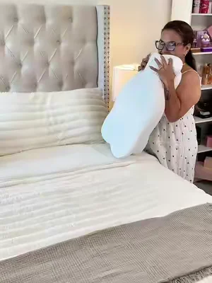 Descansa con mayor comodidad gracias a esta almohada ergonómica diseñada para dormir de lado, boca arriba o boca abajo. Su espuma viscoelástica brinda soporte al cuello y la cabeza, mientras que las fundas refrescantes ayudan a mantener una sensación más fresca durante la noche. #SleepEssentials #BedroomMustHaves #BetterSleep #dealsforyoudays #tiktokshopcreatorpicks @Mellow Sleep 