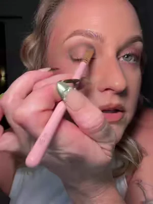 Replying to @Macy89 hooded eye makeup hack  #hoodedeyes #hoodedeyesmakeup #eyeshadow #lauragellerbeauty #tiktokshopcreatorpicks 