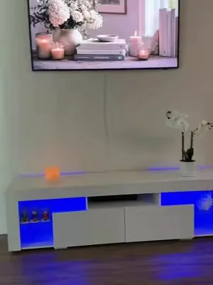 ✨ Dale un glow up a tu sala o habitación con este mueble de TV moderno. Las luces LED cambian por completo la vibra cuando juegas o ves pelis. 🎬🎮 Tiene muchísimo espacio y el diseño blanco minimalista combina con todo. #muebletv #decoracion #hogar #decoraciondehogar #dealsforyoudays 