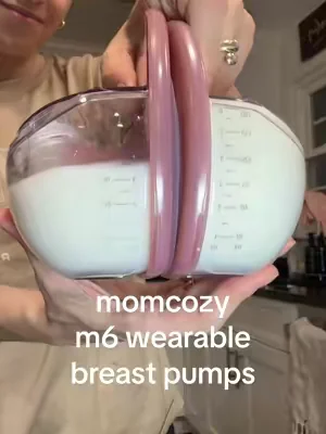 🍼 wearables have come a longggg way since I breastfed my first 5 years ago 👶 these are ten times better than the $400 ones I used back then and they come with inserts! @Momcozy #momcozybreastpump #pumpandpour #pumpandpourwithme #breastfeeding #pumpingmom 