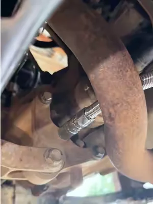 Se acabó perder media hora desmontando todo para alcanzar un solo tornillo. Dobla la extensión, aprieta y listo. Extensión de trinquete de 35 cm y 1/2 pulgada#tiktok #tiktokshop #SpringSteelExtension #CarRepair #ToolUpgrade