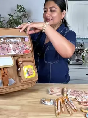 Capybara Backpack Set 🎒✨ Si tu hijo ama los capibaras, este set para regreso a clases está demasiado bonito. Incluye mochila, lonchera, estuche y accesorios para personalizarla. Tiene múltiples compartimentos para organizar útiles, cuadernos y todo lo necesario para el día a día. Una opción práctica, funcional y llena de detalles adorables para empezar el ciclo escolar con estilo. #TikTokShopBackToSchool #DealsForYouDays #Capybara #SchoolEssentials #CuteBackpack 