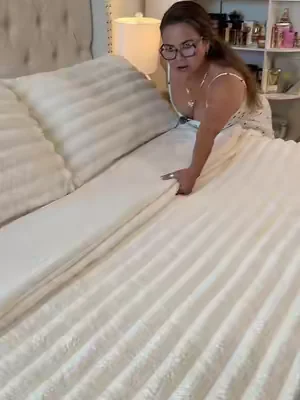 Renueva tu habitación con este set de cama Bedsure 2 en 1. Incluye edredón, manta afelpada desmontable y piezas coordinadas para mayor comodidad durante todo el año. Su diseño práctico ayuda a ahorrar espacio y mantener tu cama elegante y acogedora. #BedsureBedding #BedroomDecor #CozyHome #dealsforyoudays #tiktokshopcreatorpicks @Bedsure 
