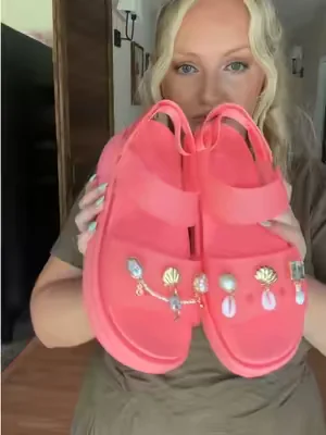 So comfy to walk around in! Color-guava 💗 #sandals #summershoes #crocs @Crocs #tiktokshopcreatorpicks #dealsforyoudays 