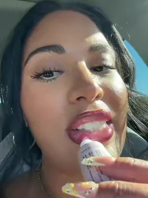 GLAZED DONUT JUICY LIPS 💋😮‍💨🍩😋✨😍 @Truly Beauty #trulybeauty #trulyhydratinglipglos #glazeddonuthydratinglipgloss #dealsforyoudays #hydratinglipgloss 