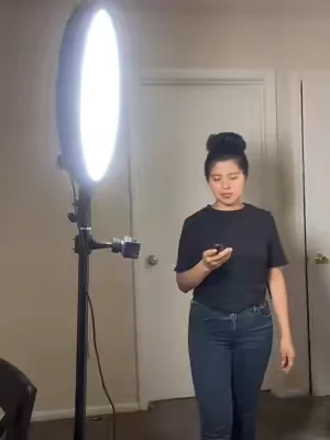 La iluminación puede cambiar por completo la calidad de tus videos. 💡✨ Este aro de luz me ayuda a grabar con mejor claridad y un aspecto mucho más profesional. ¡Mira la diferencia! #TikTokShop #AroDeLuz #RingLight #ContentCreator #GrabandoVideos