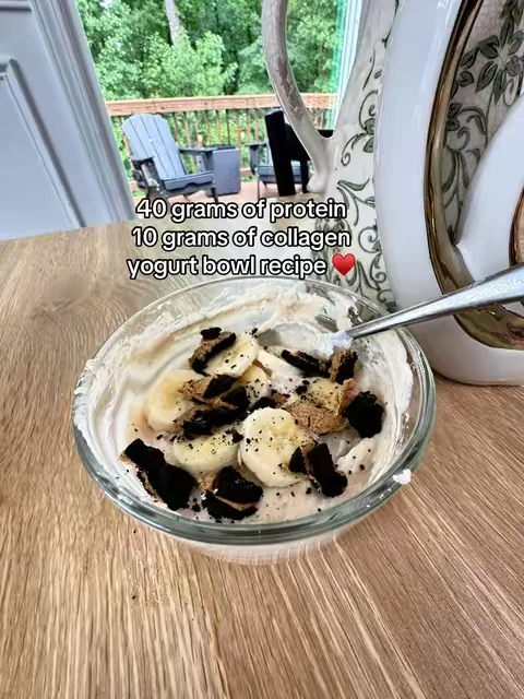 So easy but so good!  1 serving of Greek yogurt 1 scoop of banana bread protein powder from FlavCity Your favorite toppings! I mix up the fruit and the crunch! ♥️♥️