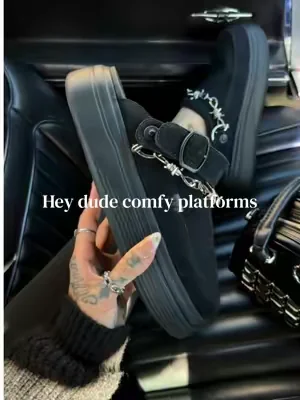 Sooooo comfy!! I had to size up in these I’m an 8.5 and needed a 9 🖤 @HeyDude #heydudesuperbrandday #heycation #altoutfits #dealsforyoudays #platformshoes 