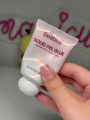 nail hack alert 🚨  @BeetlesGelPolish  #nailhack #diynailhack #nailtutorial #nailsathome #diynails 
