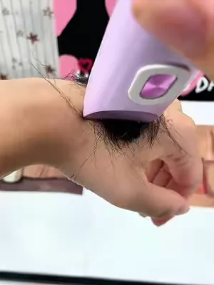 Travelling? Gym bag essential! Our foldable bikini shaver fits anywhere & works wet/dry. Perfect for pre-wedding grooming or quick touch-ups. 👰 ♀#razor  #womenrazor #tiktokshopmemorialday #DealsForYouDays #Summerwins        