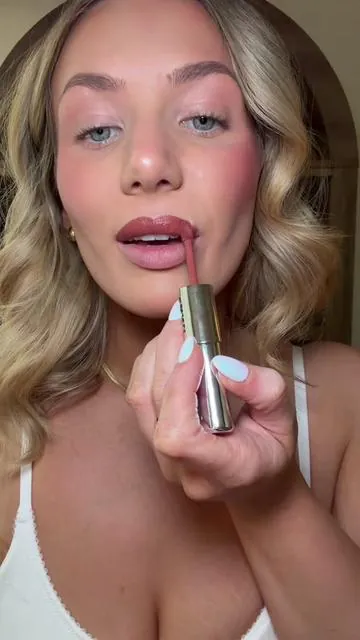 The 90s mom brown liquid lipstick is SO back😍 @Laka US #NewArrivals #DealsForYouDays #koreanmakeup #kbeauty #lipcombo 
