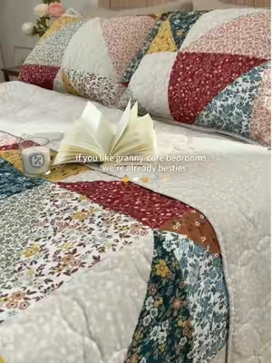 If your dream bedroom feels like your grandma’s house but make it aesthetic… we might be the same person 🧺✨patchwork quilt lovers, soft life girls, cottagecore hearts — this one’s for you ☁️your bed should feel like comfort, memory, and calm all at once 🌿 #cottagecore #grannycore #softlife #cozyhome #patchworkquilt     