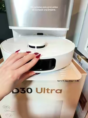 Si estás comparando estas dos aspiradoras robot, aquí tienes las diferencias más importantes. Las dos aspiran, trapean, vacían automáticamente el depósito de polvo, lavan y secan las mopas, cuentan con tanque de agua limpia y tanque de agua sucia, crean mapas inteligentes y se controlan desde la aplicación. Pero la Dreame D30 Ultra ofrece 25,000 Pa de potencia de succión, almacena el polvo hasta por 100 días, incluye el cepillo TriCut para ayudar con el cabello y pelo de mascotas, extiende la mopa para limpiar mejor los bordes y levanta automáticamente las mopas al detectar alfombras. Si buscas la opción más completa dentro de estas dos, la D30 Ultra es la que yo elegiría. @DreameUS #dreame #robotvaccuum #aspiradora #tiktokshopcreatorpicks #tiktokshopsummersale . . . . . . . . . . . . .  DREAME D30 Ultra Lite Robot Vacuum and Mop, 24,000Pa Powerful Suction, All-in-One Base Station with 100 Days Auto-Empty, MopExtend Tech for Edge Cleaning, Smart Obstacle Avoidance, White robot aspirador, robot que aspira y trapea, mejor robot aspirador, aspiradora robot para pelo de mascotas, robot aspirador con autovaciado, robot aspirador con estación de autolimpieza, robot aspirador para pisos de cerámica, robot aspirador para pisos de madera, robot aspirador inteligente, aspiradora robot con mapeo inteligente, robot vacuum, robot vacuum and mop, self empty robot vacuum, self cleaning robot vacuum, robot vacuum for pet hair, best robot vacuum, smart robot vacuum, automatic vacuum cleaner, hard floor robot vacuum, home cleaning