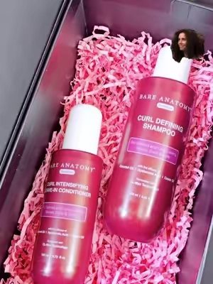 Rizos secos, con frizz y sin definición. Este dúo de Bare Anatomy combina shampoo para rizos + leave-in para ayudar a mantener el cabello hidratado, suave y con rizos más definidos #CabelloRizado #RizosDefinidos #DefinicionDeRizos #Frizz #ShampooParaRizos   