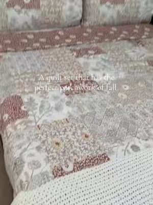 The perfect fall colored bedding in this patchwork quilt set #quiltset #patchworkquilt #bedding #bedset #fallbedding 